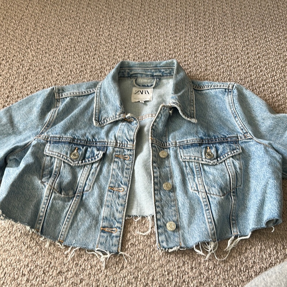 Zara cropped denim jacket with raw hem hem - Picture 1 of 3